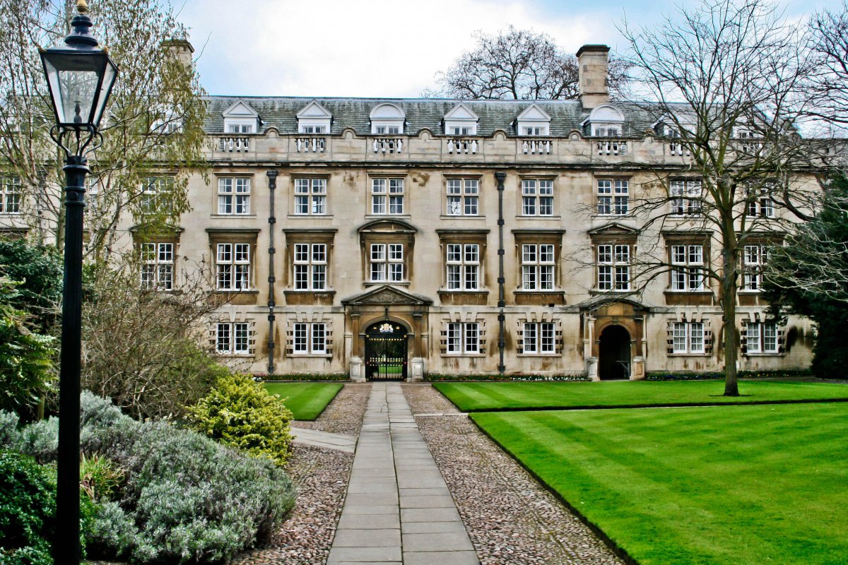 Pictures of architectural scenery of Cambridge University in England