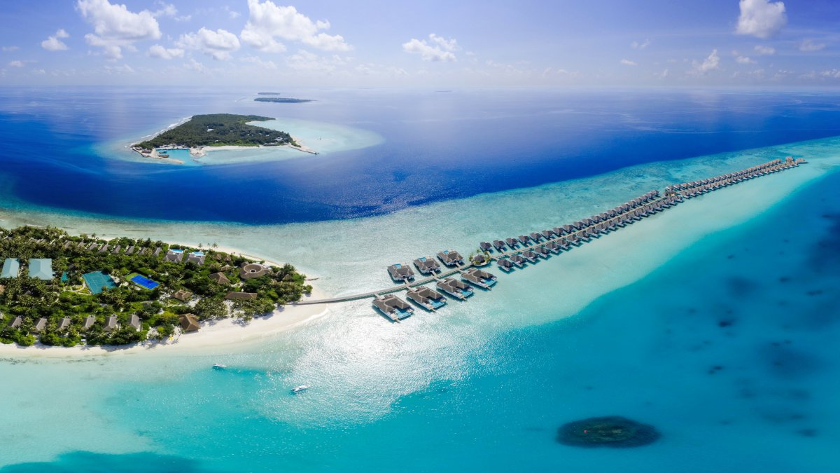 Beautiful Maldives coral island scenery pictures