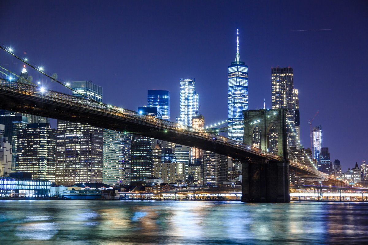 Scenery picture of Brooklyn Bridge in New York, USA at night