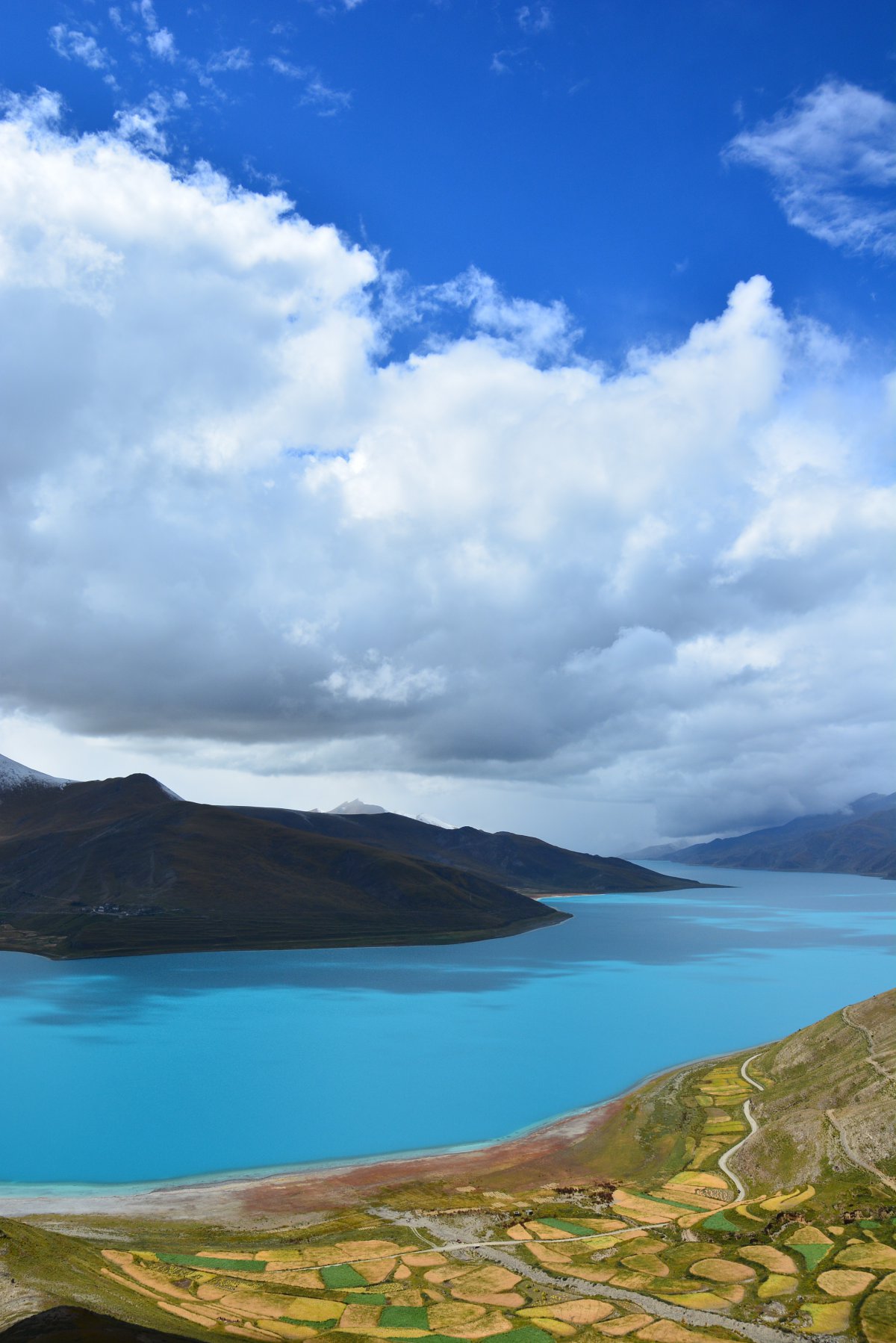 Pictures of natural scenery of clean and clear Yamdrok Lake in Tibet