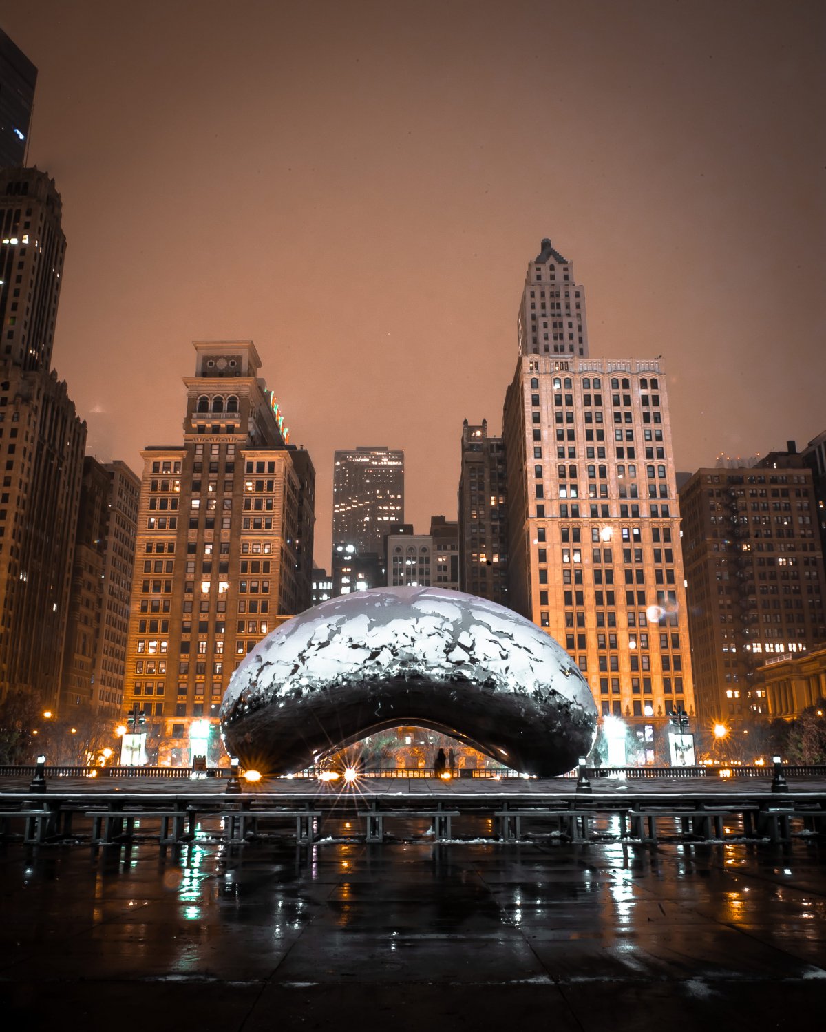 Cloud Gate architectural scenery picture in Chicago, USA
