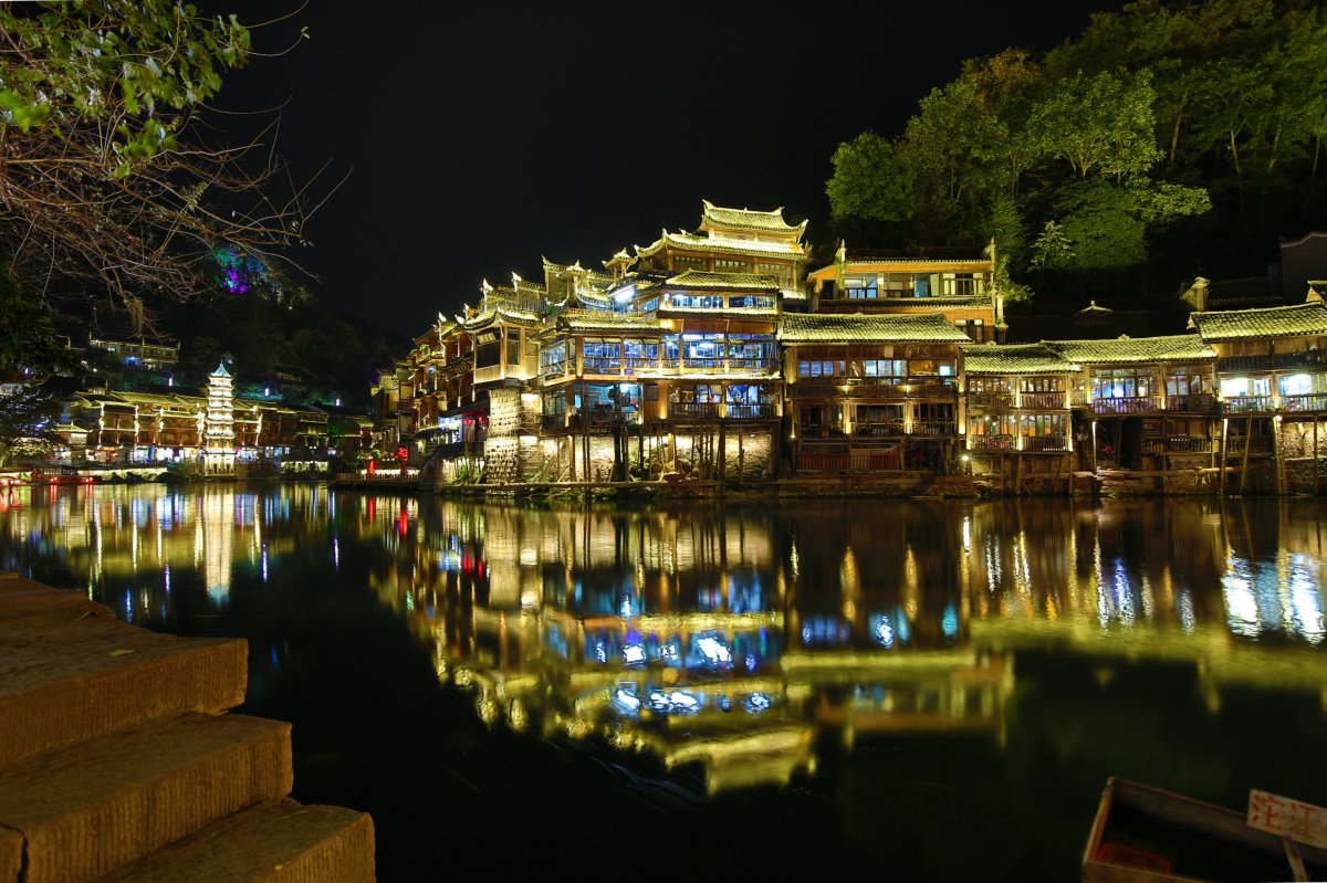Night view pictures of Fenghuang Ancient City in Hunan
