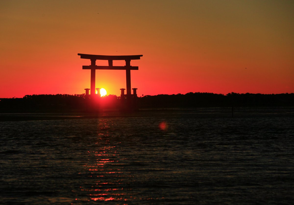 Scenic pictures of Hamana Lake under the setting sun