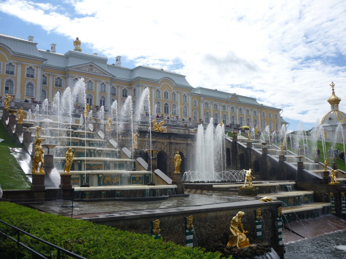 Picture of the gold and bronze statue outside the summer palace of Peter the Great