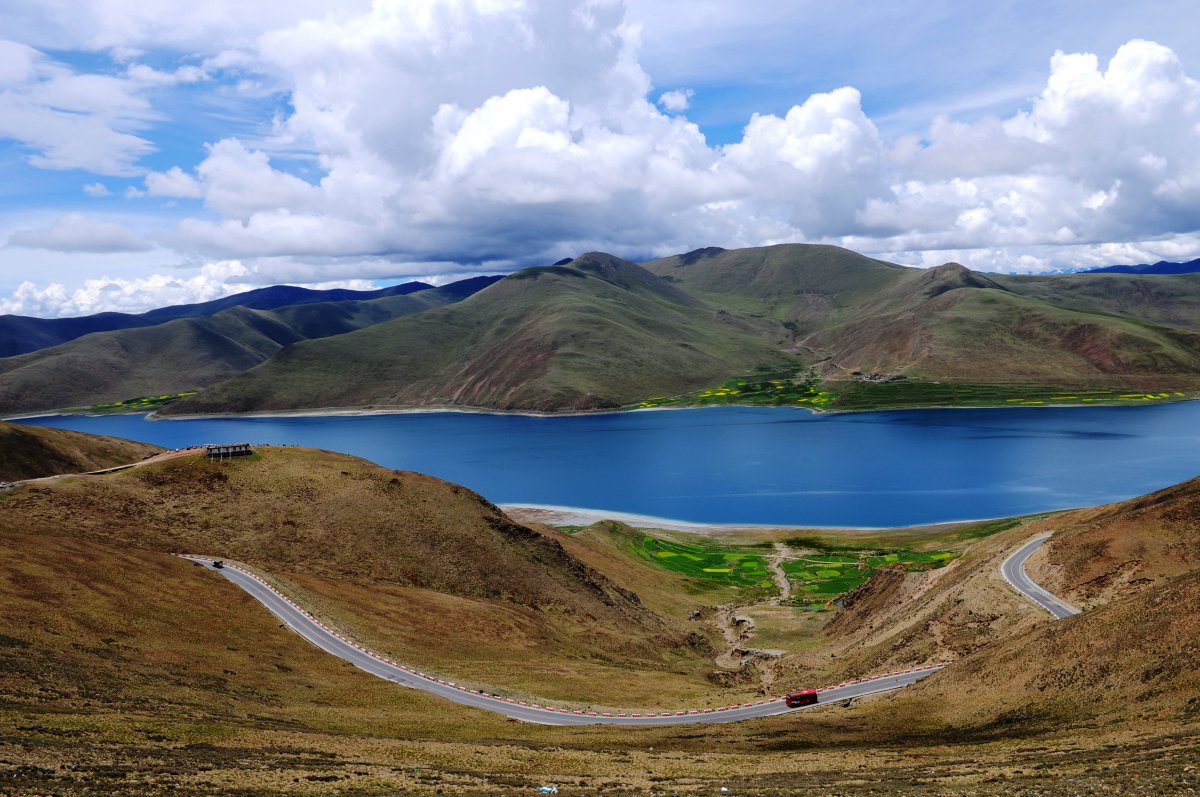 Pictures of Yamdrok Yumco Lake, the Holy Lake in Tibet