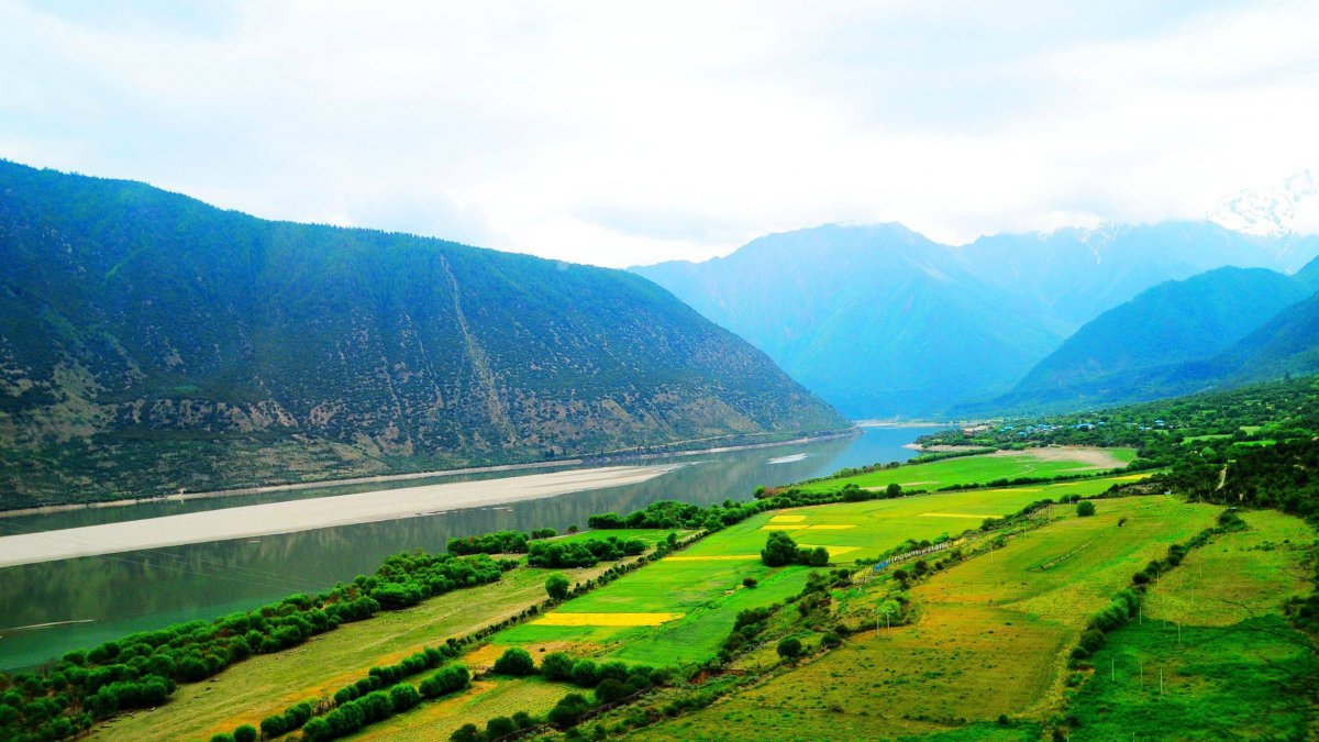 Pictures of natural scenery of Yarlung Zangbo River in Tibet