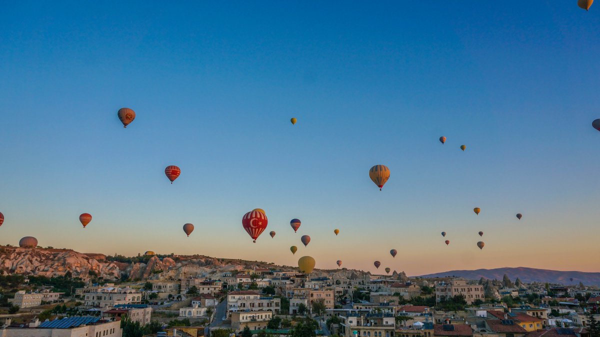 Pictures of hot air balloons rising in Cappadocia, Türkiye