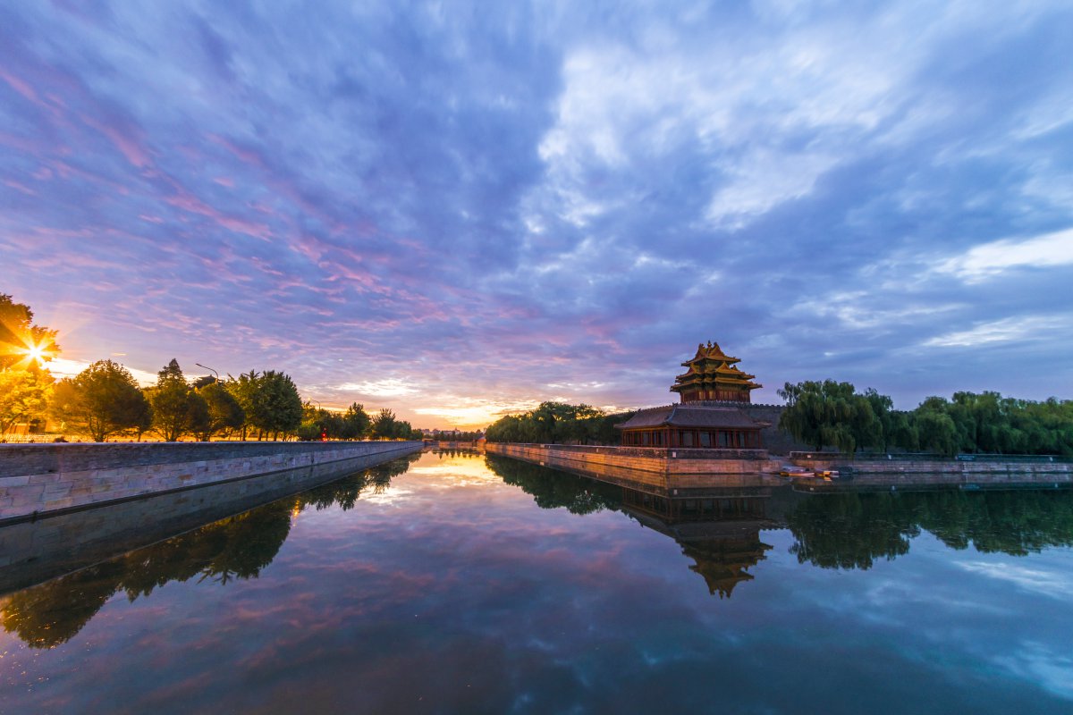 Pictures of the corner tower of the Forbidden City in the early morning