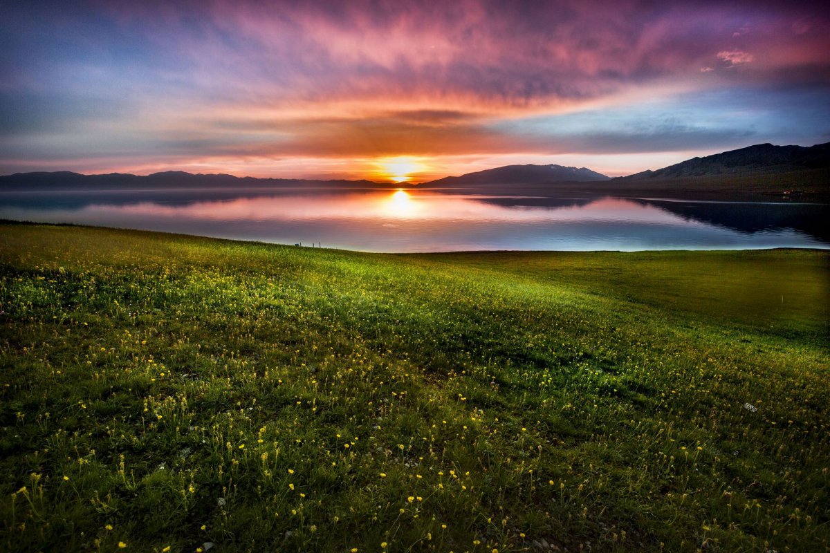 Xinjiang Sailimu Lake morning scenery picture