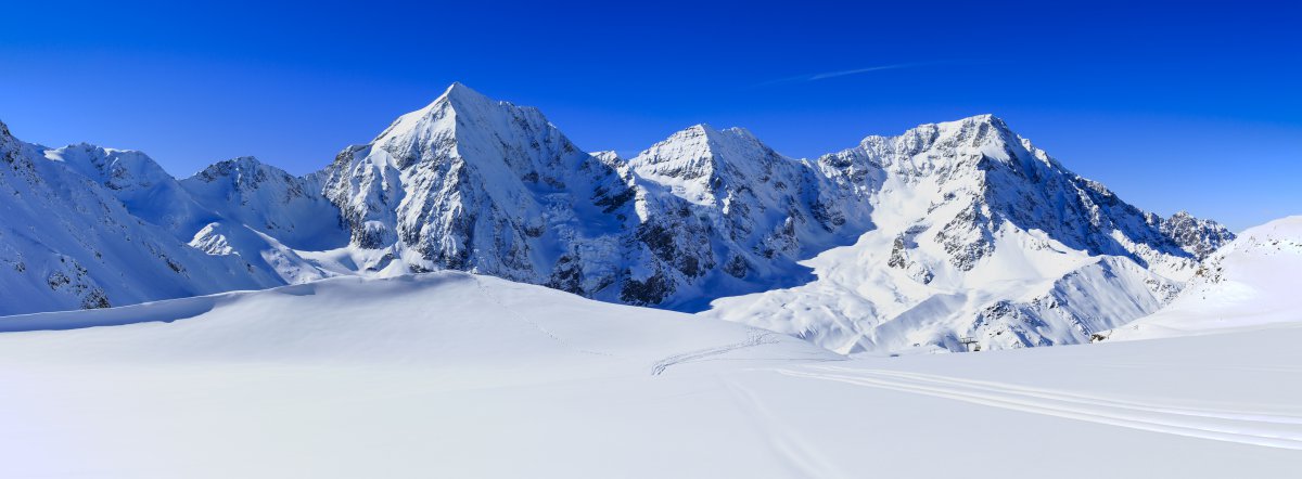 Snow mountain top scenery picture