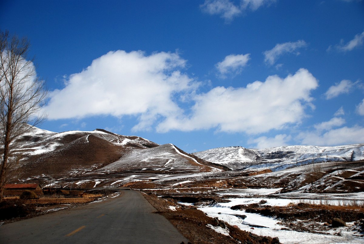 Snow mountain road scenery picture