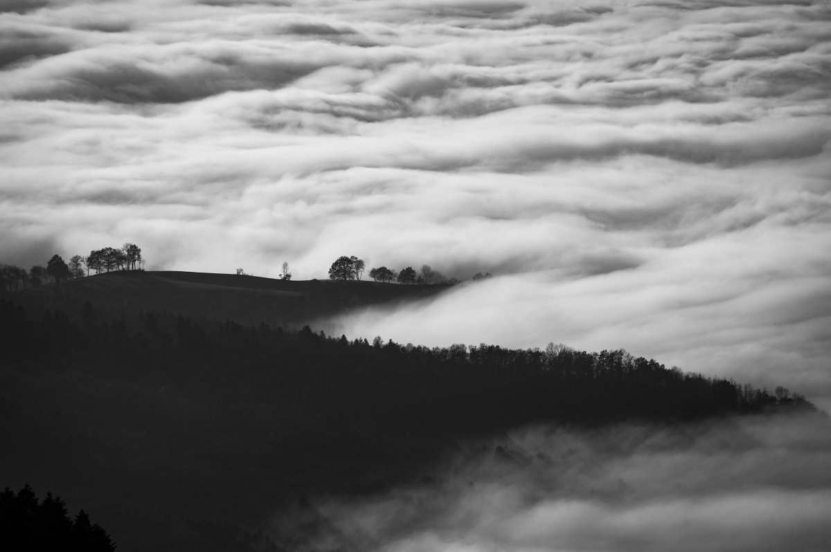 Black and white landscape pictures of sea of ​​clouds