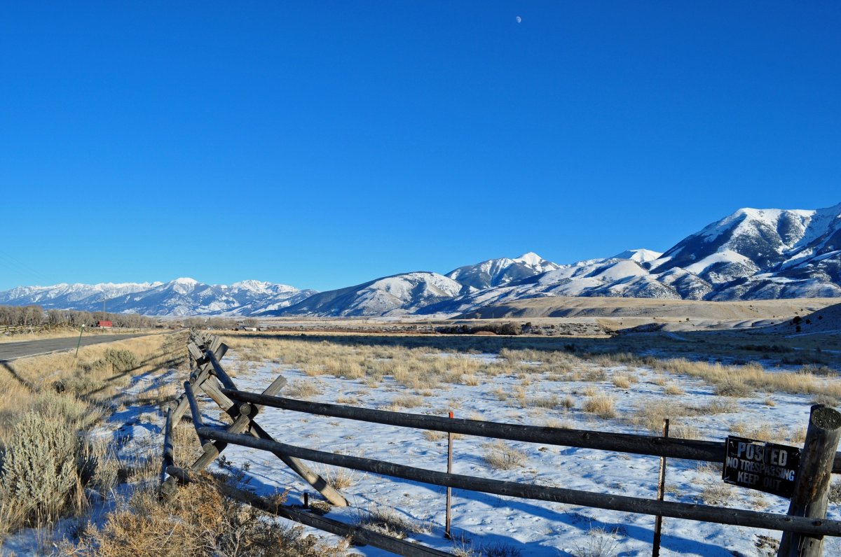 Yellowstone Park scenery pictures in winter