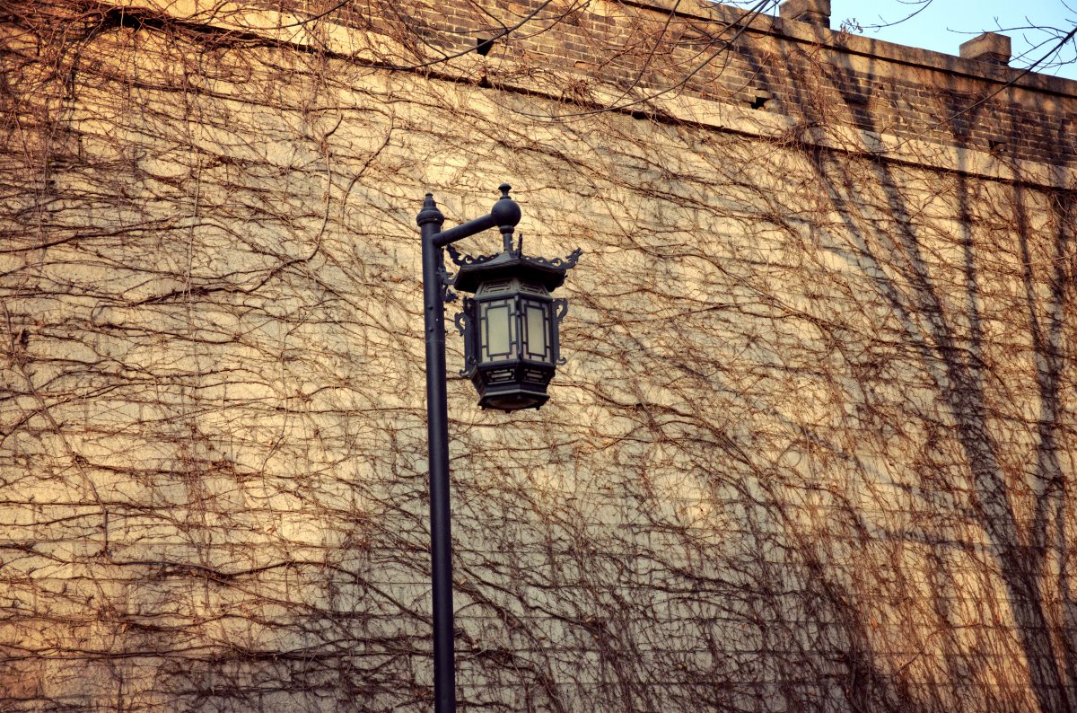City wall and street lamp pictures