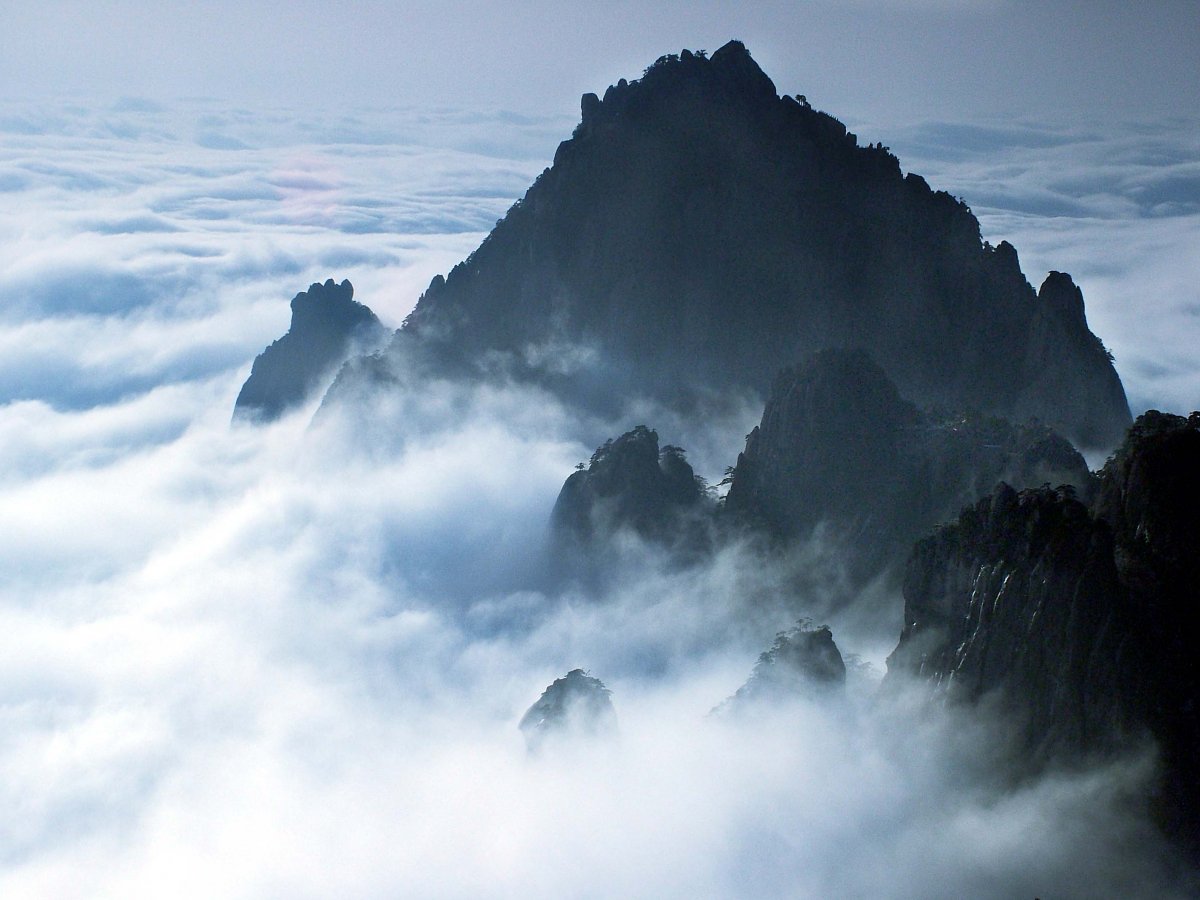 Pictures of floating clouds in Yunshan Mountains