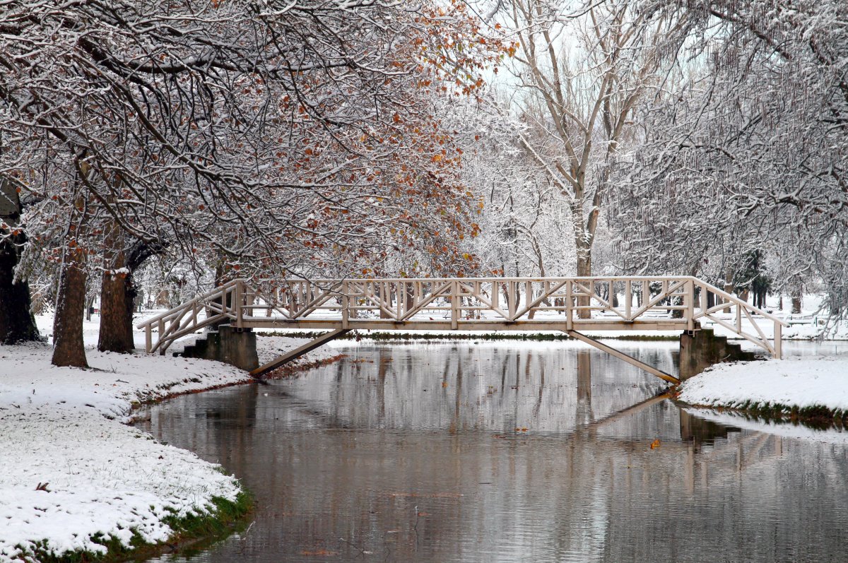 Winter wooden bridge lake scenery pictures