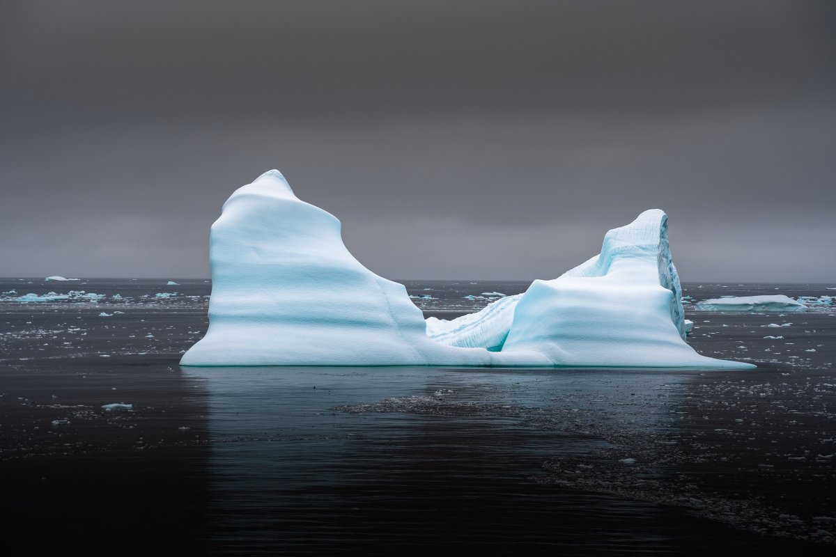 Scenery pictures of icebergs on the sea