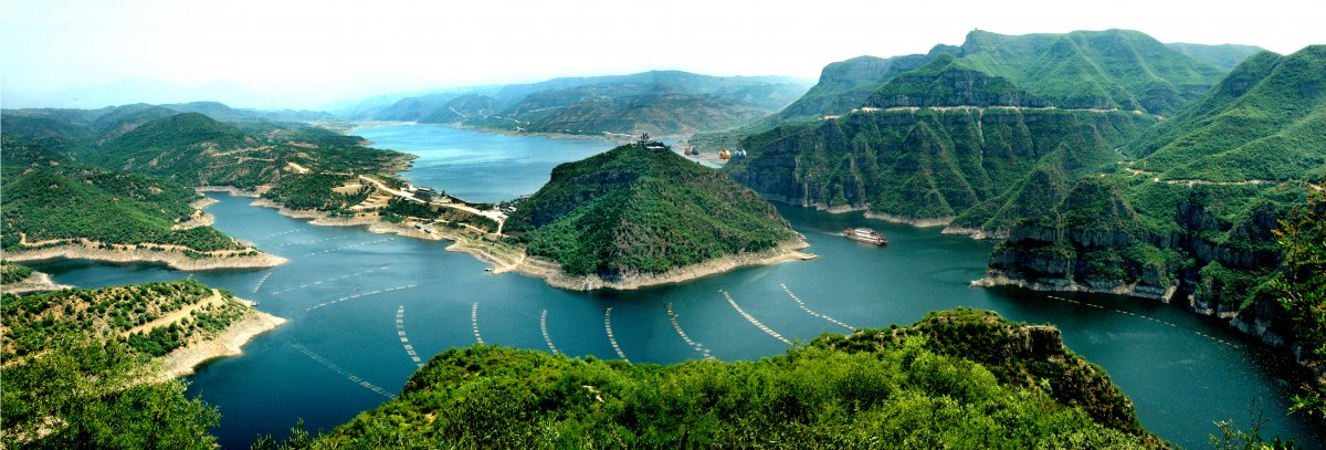 Panoramic picture of the Three Gorges of the Yellow River