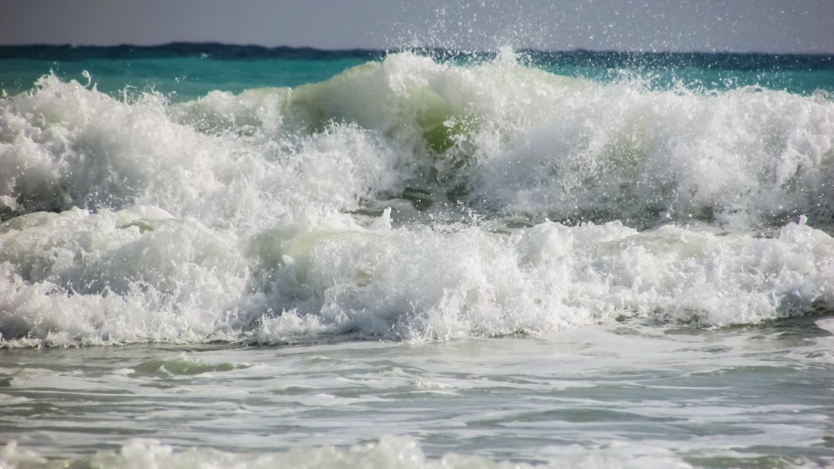 Pictures of rolling waves in the sea