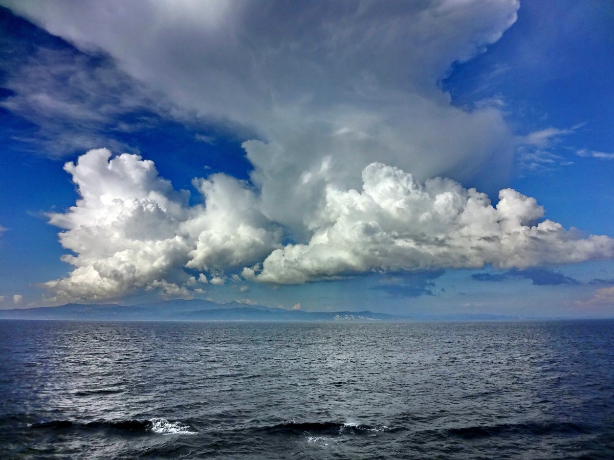 Pictures of blue sky, white clouds and sea