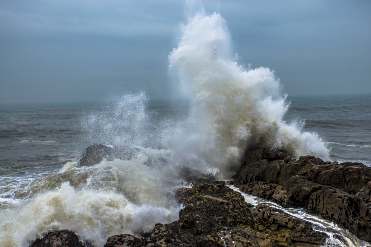 Ocean waves hitting rocks pictures