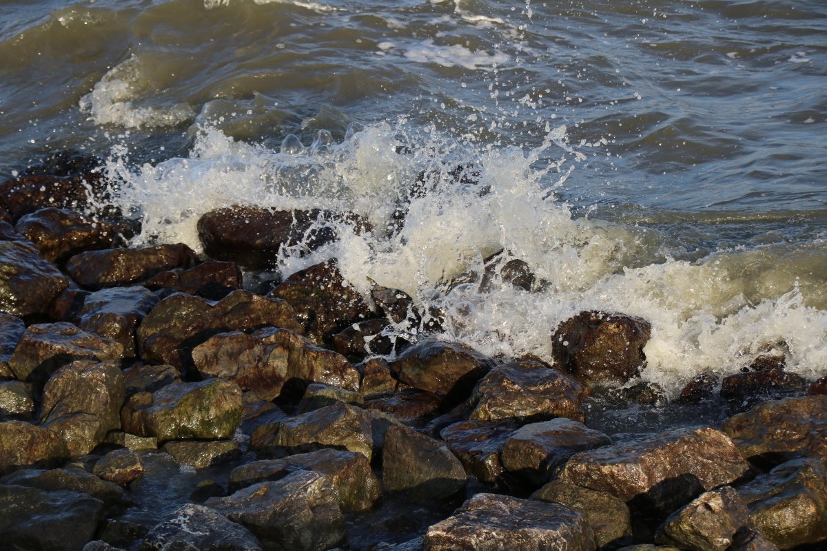 Picture of waves hitting rocks on coast
