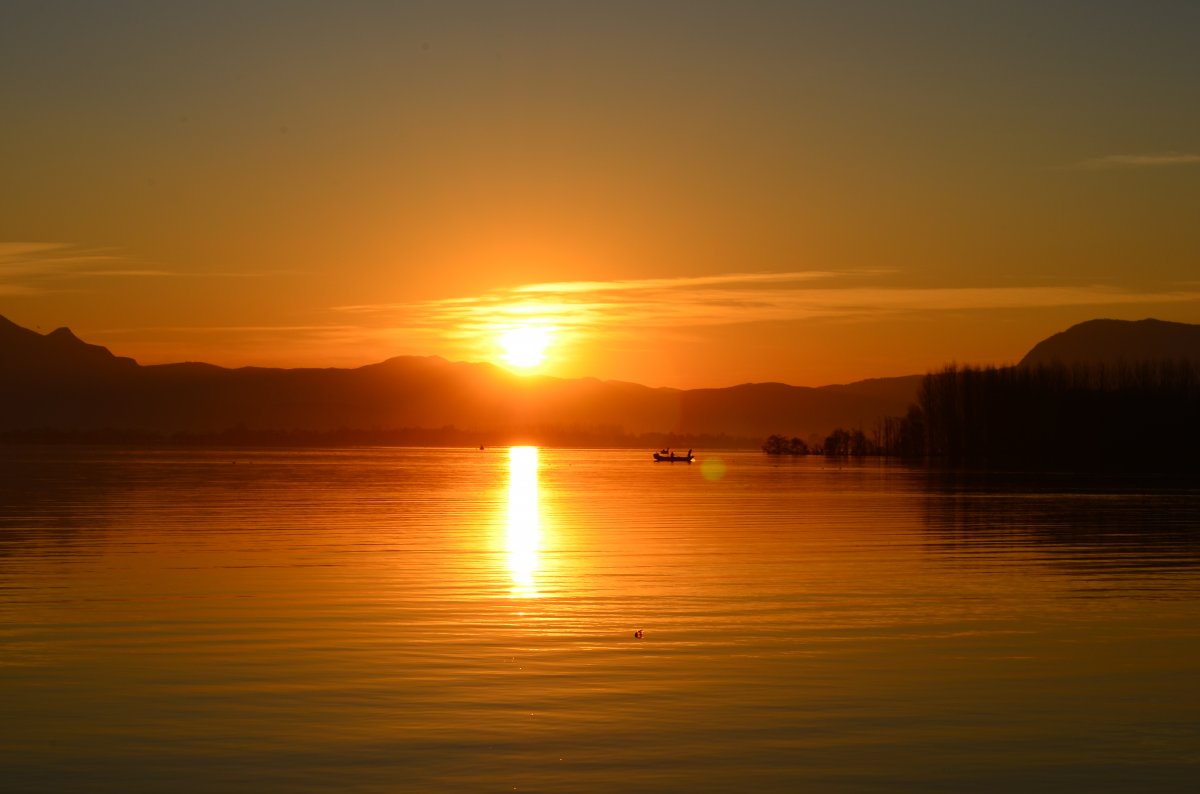 Beautiful lake sunrise pictures