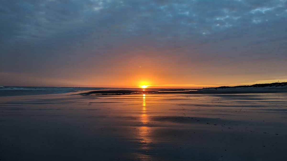 Sunrise landscape picture at sea level