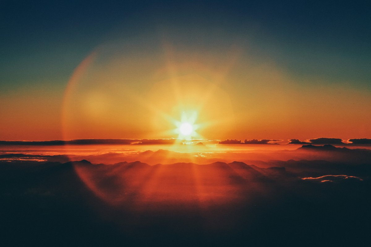 Beautiful pictures of sunrise over sea of ​​clouds