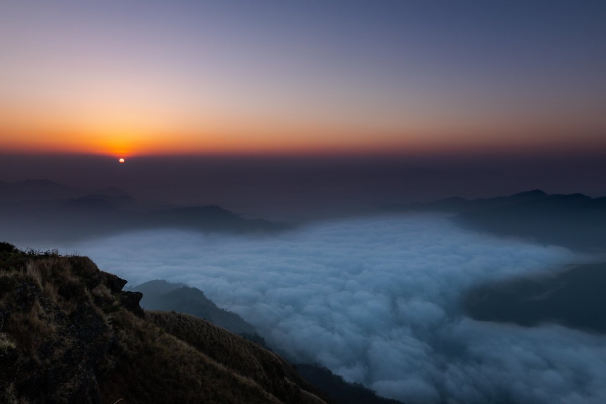 Sunrise pictures of mountains and sea of ​​clouds