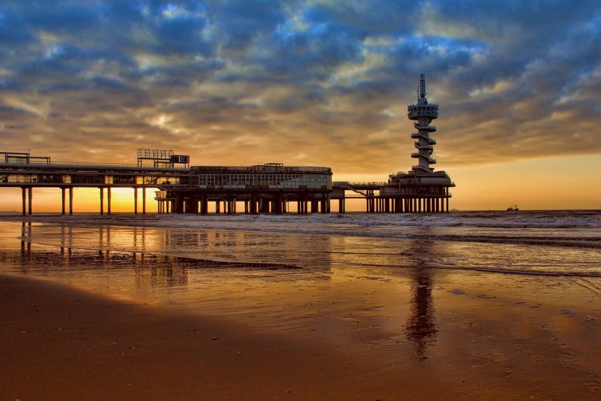 Sunrise picture of sea pier