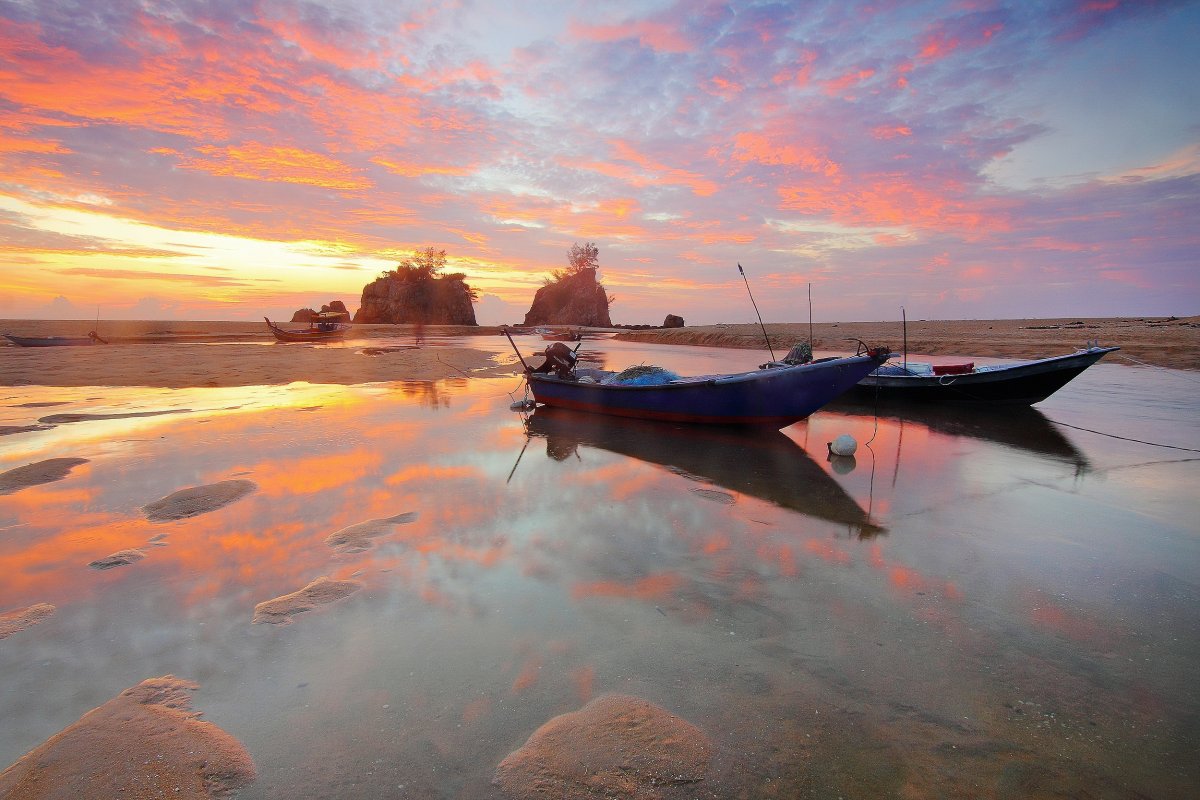 Pictures of sunrise and morning glow on shallow beach