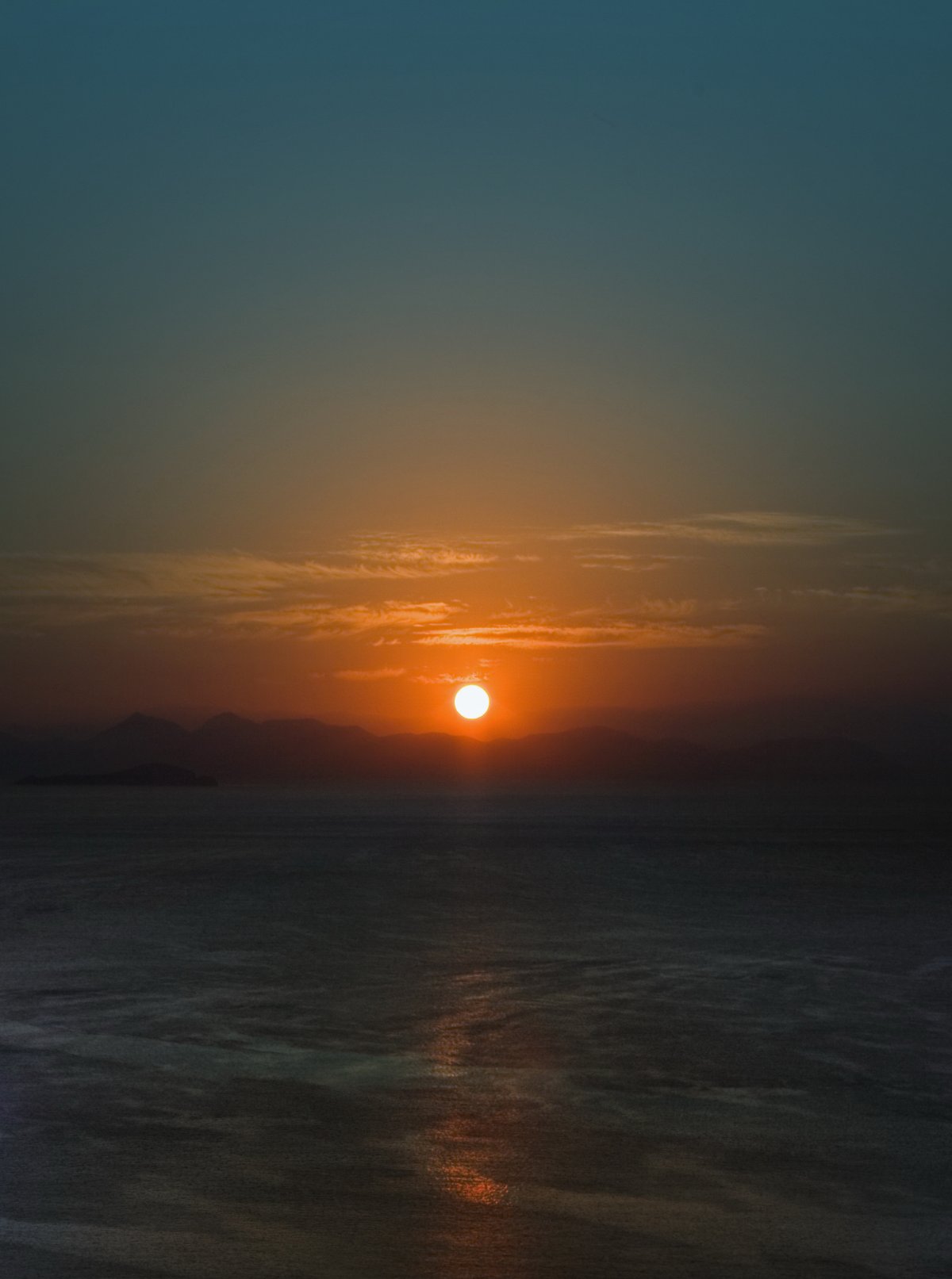 Sunset scenery mobile phone background picture