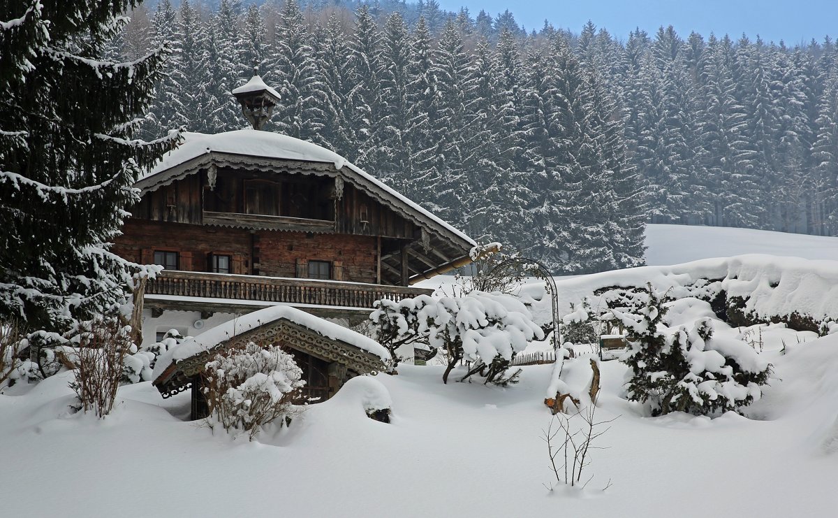 Snow mountain villa scenery pictures
