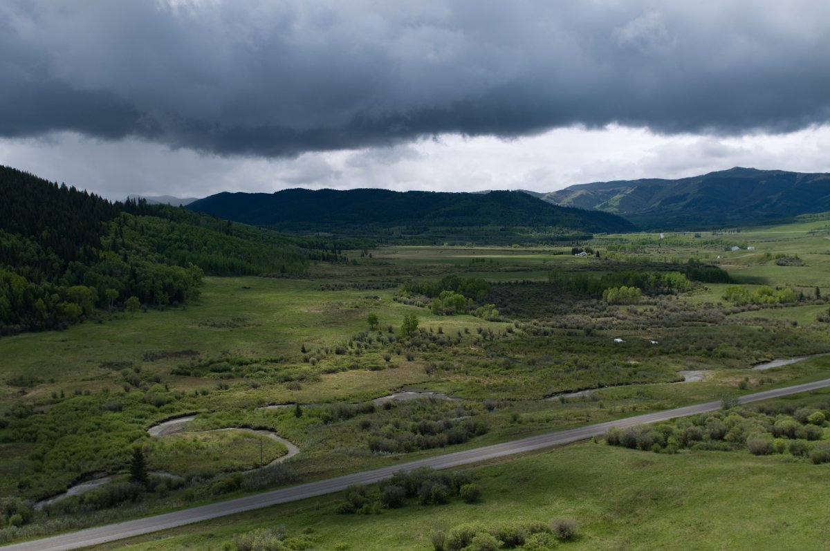 Pictures of grassland mountains and dark clouds