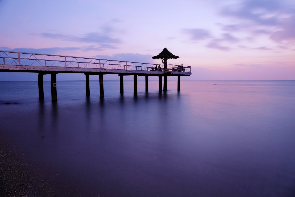 Beautiful pictures of purple-toned seaside dusk