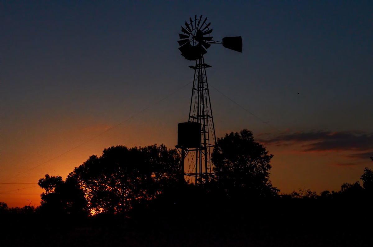 Beautiful windmill pictures at dusk