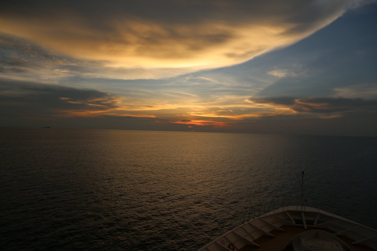 Pictures of natural scenery at dusk on the sea