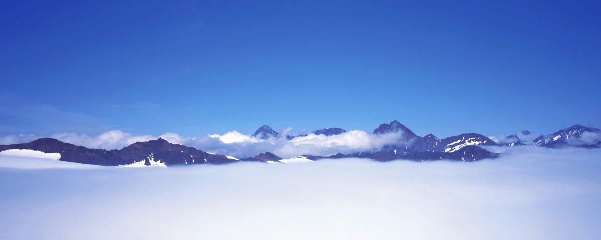 Pictures of mountain peaks and sea of ​​clouds