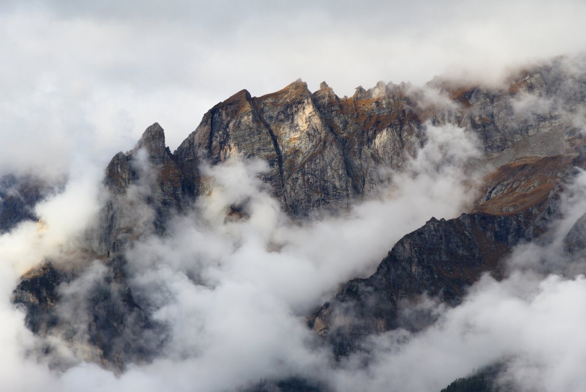 Pictures of mountains shrouded in mist