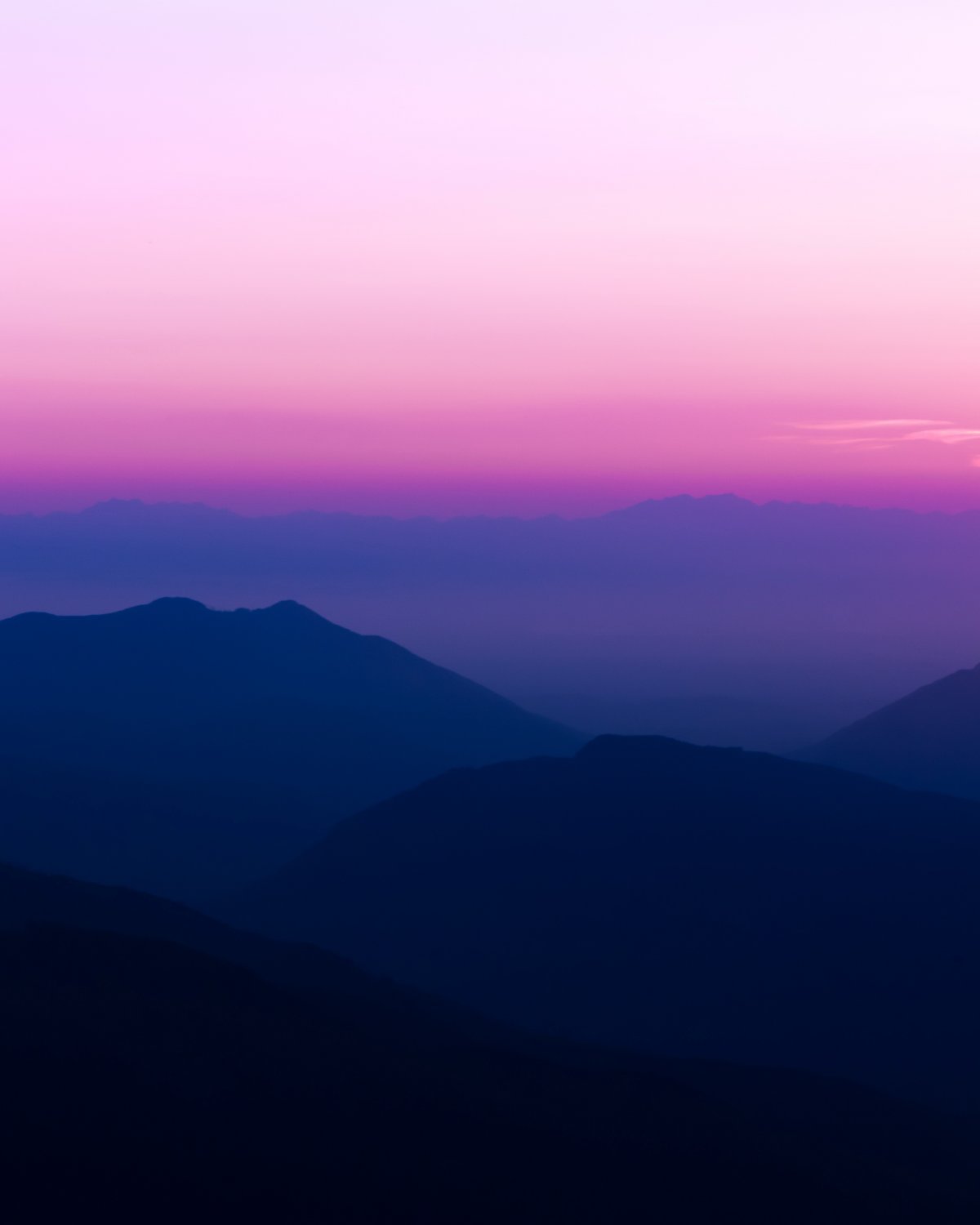 Purple dusk mountain scenery picture