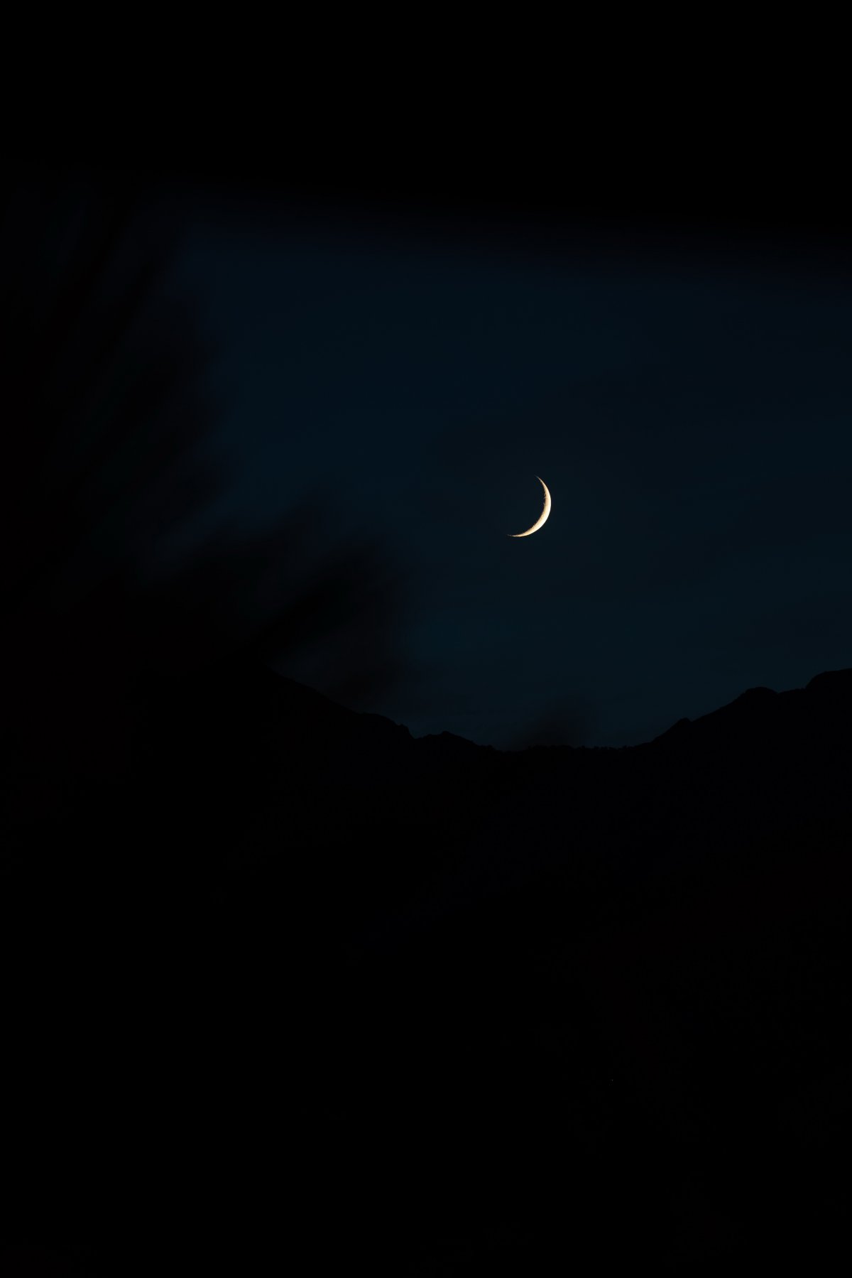 crescent moon picture in night sky