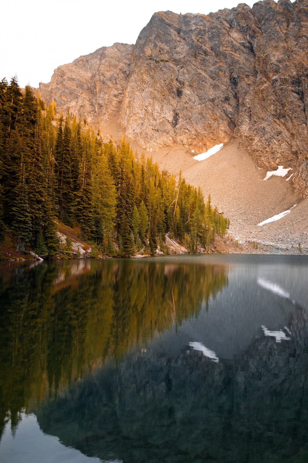Vertical screen picture of beautiful lake scenery