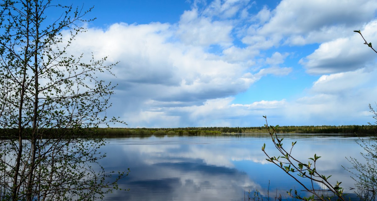 Blue sky and white clouds lake scenery pictures