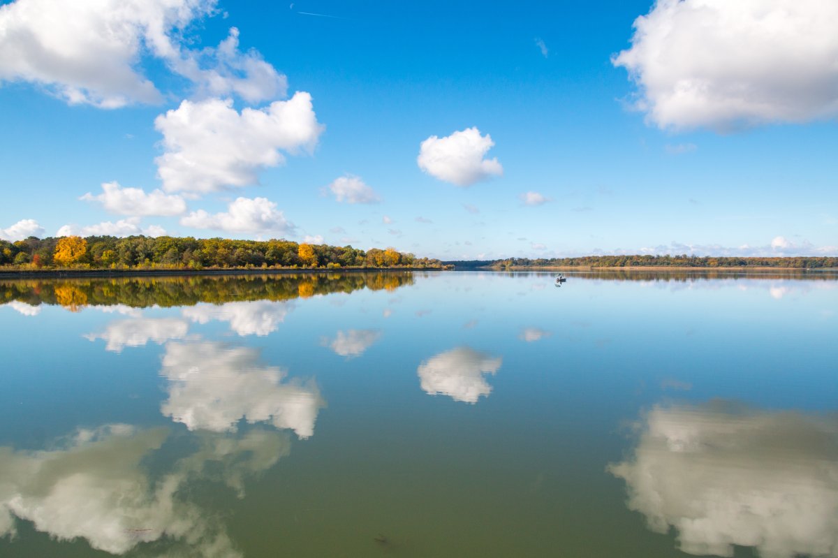 Beautiful scenery pictures of blue sky, white clouds and lake