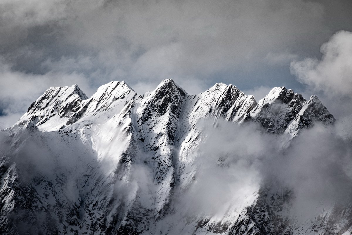 High definition pictures of snow mountain peaks