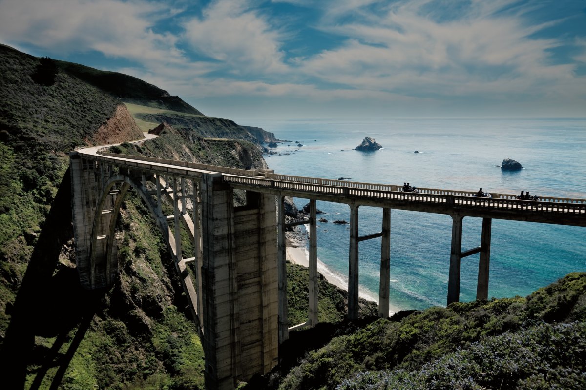 Beautiful scenery pictures of large stone bridges along the coast