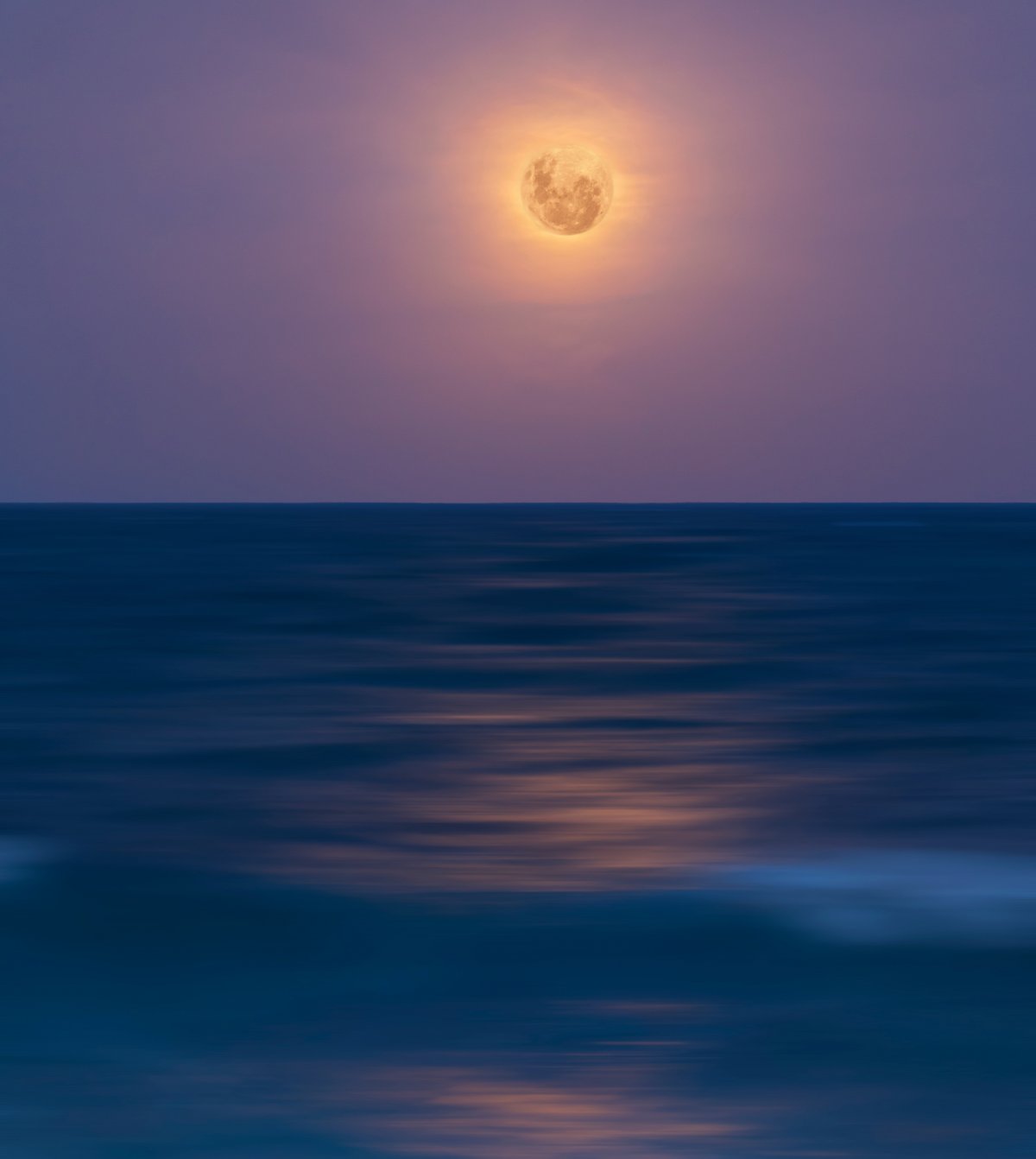 HD pictures of the bright moon on the sea