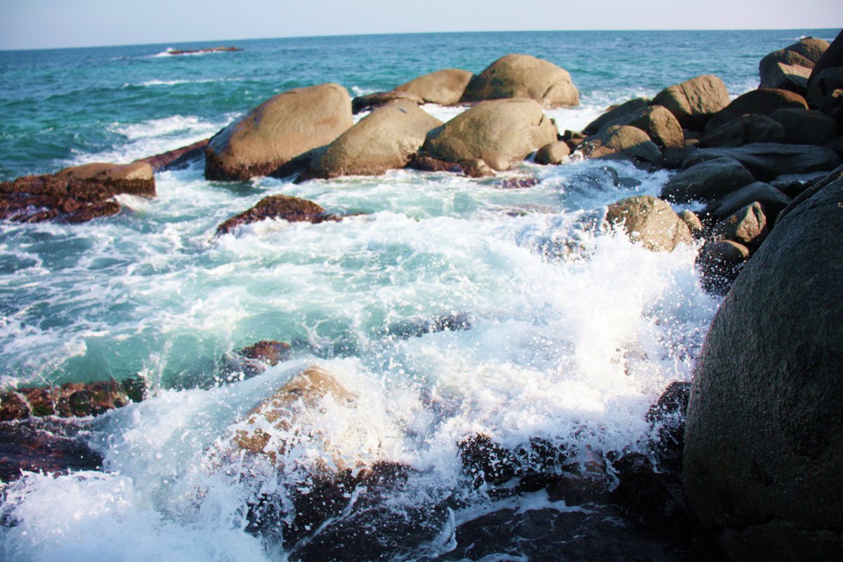 Surging sea water scenery pictures