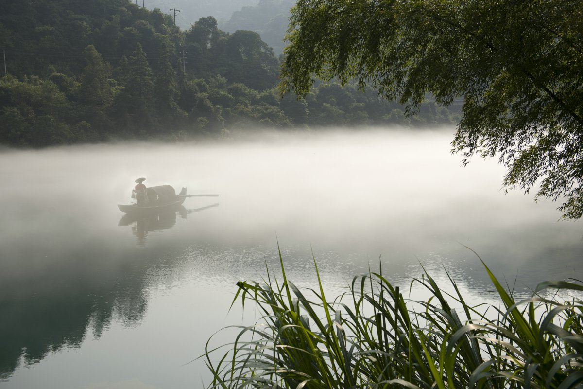 Scenery pictures of foggy Xiaodongjiang River